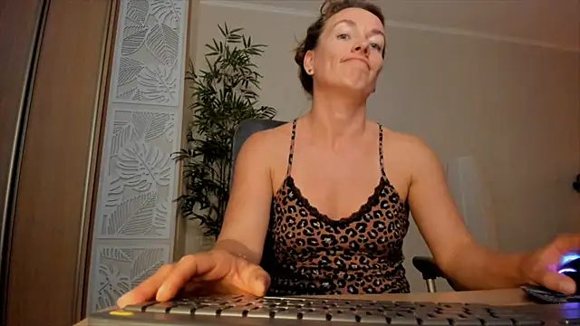 Snapshot of RebeccaMartinez chatting on July 6, 3:03 pm RebeccaMartinez online show from July 6, 3:03 pm