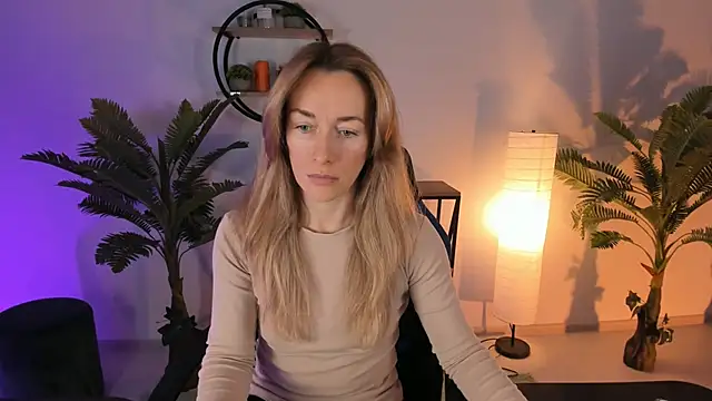 Snapshot of RebeccaMartinez chatting on February 15, 7:27 am RebeccaMartinez online show from February 15, 7:27 am