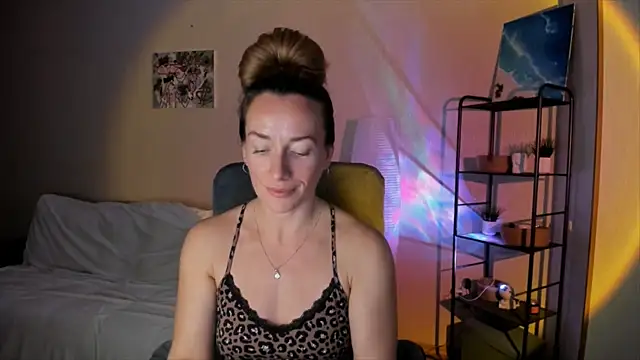 Snapshot of RebeccaMartinez chatting on October 13, 11:23 am RebeccaMartinez online show from October 13, 11:23 am