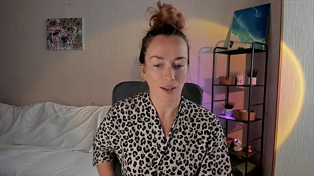 Snapshot of RebeccaMartinez chatting on September 28, 6:31 am RebeccaMartinez online show from September 28, 6:31 am
