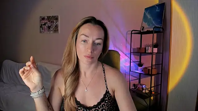 Snapshot of RebeccaMartinez chatting on October 11, 10:49 am RebeccaMartinez online show from October 11, 10:49 am