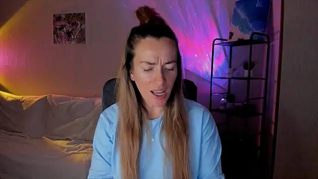 Snapshot of RebeccaMartinez chatting on December 5, 6:45 am RebeccaMartinez online show from December 5, 6:45 am