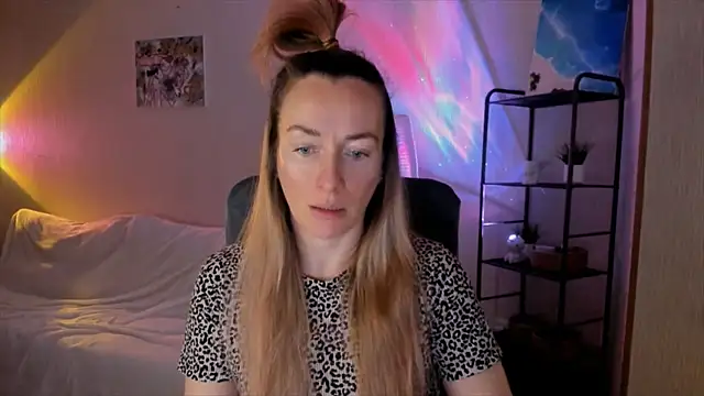 Snapshot of RebeccaMartinez chatting on December 15, 5:57 am RebeccaMartinez online show from December 15, 5:57 am