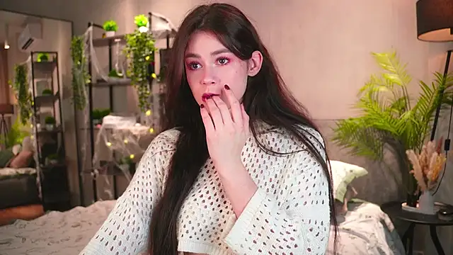 AuroraMari online show from November 8, 11:30 pm