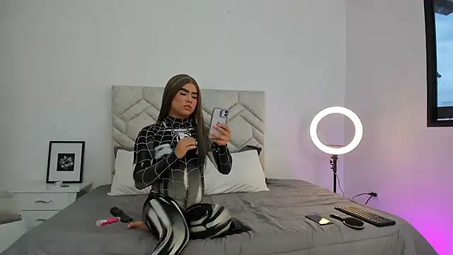 Snapshot of LauraBonnet7 chatting on December 3, 12:55 pm LauraBonnet7 online show from December 3, 12:55 pm