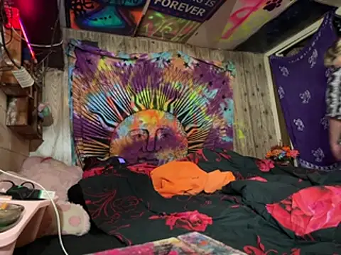 TrashleyRosebud online show from January 15, 6:33 pm