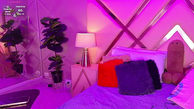 Snapshot of MalaikaBrown chatting on February 24, 4:35 am MalaikaBrown online show from February 24, 4:35 am