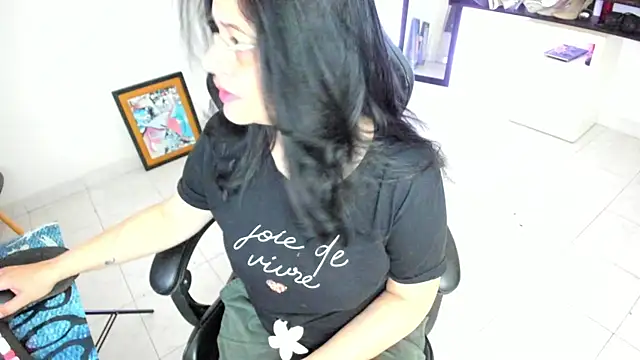BellaFlaming online show from April 18, 10:50 am