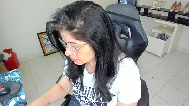 BellaFlaming online show from May 4, 10:40 am