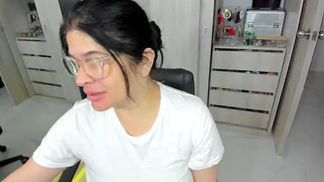 BellaFlaming online show from May 30, 10:54 am
