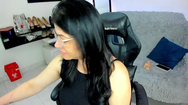 BellaFlaming online show from March 13, 10:42 am