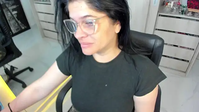 BellaFlaming online show from May 29, 10:54 am