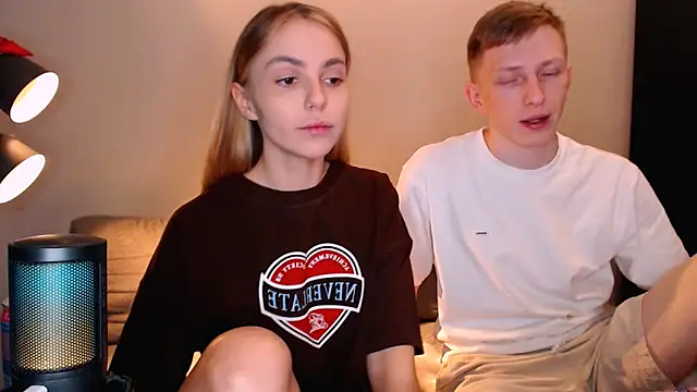 Snapshot of juliaanddima chatting on October 27, 10:54 pm juliaanddima online show from October 27, 10:54 pm