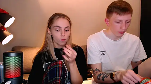 Snapshot of juliaanddima chatting on November 12, 10:13 pm juliaanddima online show from November 12, 10:13 pm