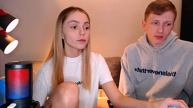 Snapshot of juliaanddima chatting on November 21, 8:46 am juliaanddima online show from November 21, 8:46 am