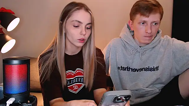 Snapshot of juliaanddima chatting on December 14, 10:37 pm juliaanddima online show from December 14, 10:37 pm