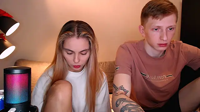 Snapshot of juliaanddima chatting on November 9, 10:25 pm juliaanddima online show from November 9, 10:25 pm