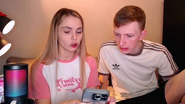 Snapshot of juliaanddima chatting on November 7, 9:52 pm juliaanddima online show from November 7, 9:52 pm