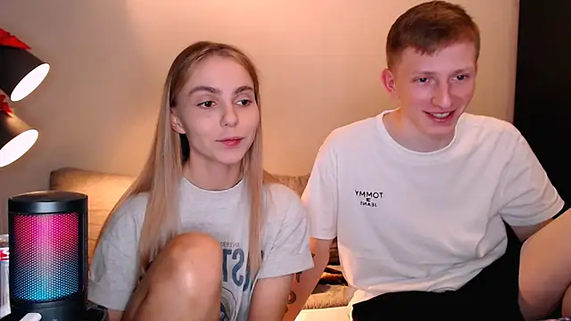 Snapshot of juliaanddima chatting on November 8, 9:40 pm juliaanddima online show from November 8, 9:40 pm