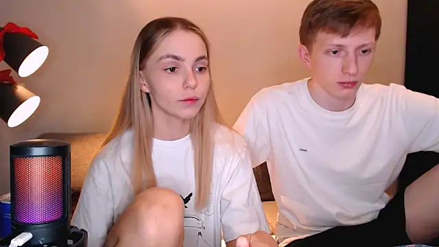 Snapshot of juliaanddima chatting on December 17, 10:04 pm juliaanddima online show from December 17, 10:04 pm