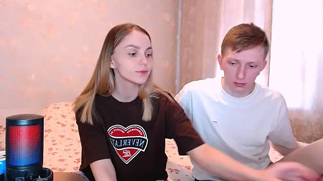 juliaanddima online show from May 18, 8:08 am