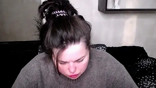 Snapshot of Emily_Mo chatting on October 22, 5:29 am Emily Mo online show from October 22, 5:29 am