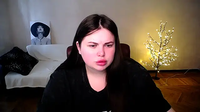 Snapshot of Emily_Mo chatting on June 20, 6:18 am Emily Mo online show from June 20, 6:18 am
