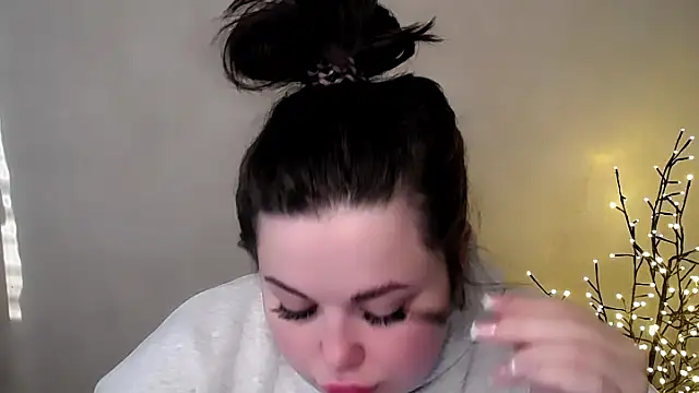 Snapshot of Emily_Mo chatting on November 25, 6:58 am Emily Mo online show from November 25, 6:58 am