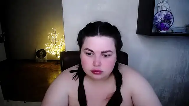 Snapshot of Emily_Mo chatting on June 28, 6:09 am Emily Mo online show from June 28, 6:09 am