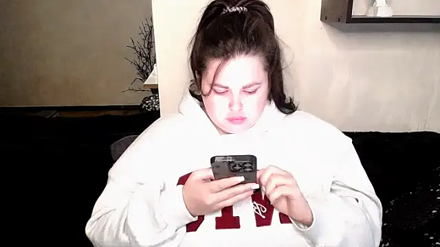 Snapshot of Emily_Mo chatting on October 26, 6:36 am Emily Mo online show from October 26, 6:36 am