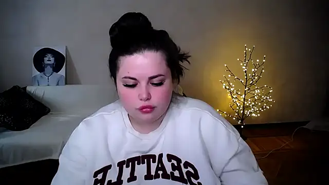 Snapshot of Emily_Mo chatting on June 15, 10:26 am Emily Mo online show from June 15, 10:26 am
