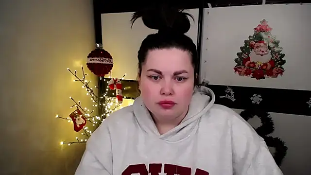 Snapshot of Emily_Mo chatting on December 2, 6:48 am Emily Mo online show from December 2, 6:48 am