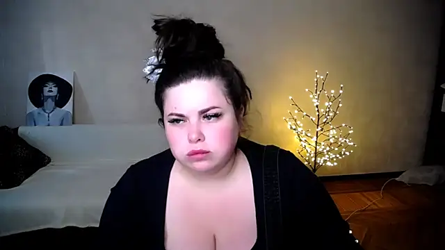 Snapshot of Emily_Mo chatting on June 16, 5:29 am Emily Mo online show from June 16, 5:29 am