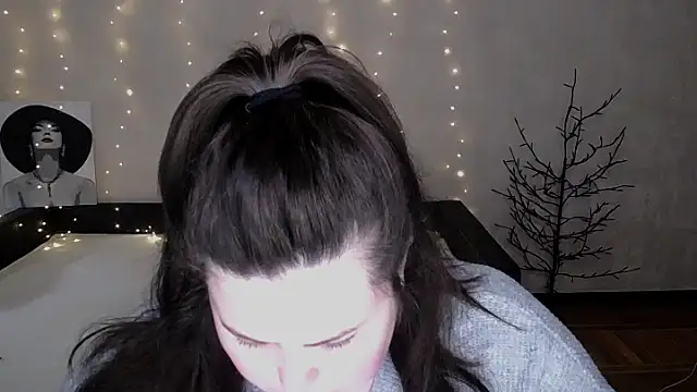 Emily Mo online show from April 24, 6:15 am