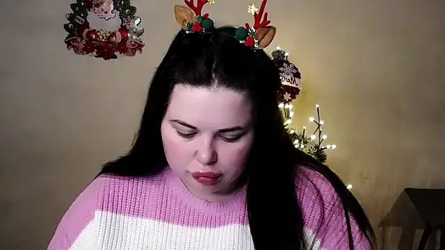 Snapshot of Emily_Mo chatting on December 15, 6:19 am Emily Mo online show from December 15, 6:19 am