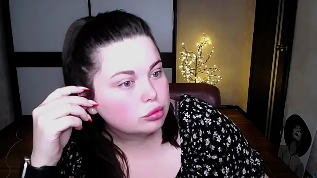 Snapshot of Emily_Mo chatting on July 15, 5:47 am Emily Mo online show from July 15, 5:47 am