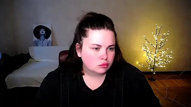 Snapshot of Emily_Mo chatting on June 21, 5:35 am Emily Mo online show from June 21, 5:35 am