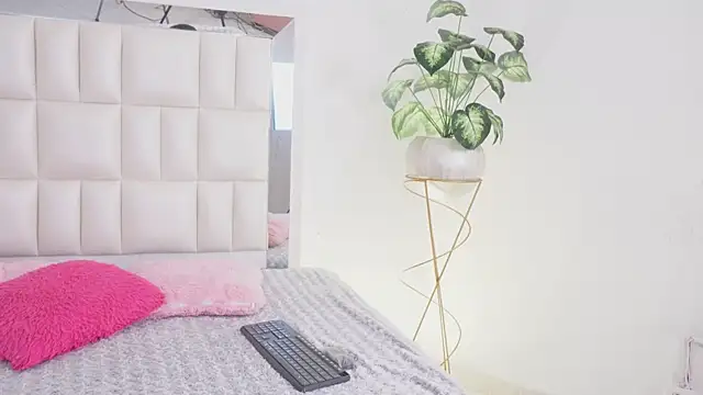 Snapshot of Anais_aradia chatting on February 8, 4:57 am Anais aradia online show from February 8, 4:57 am