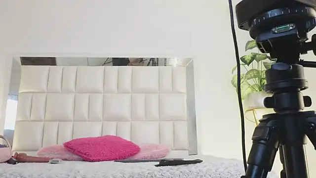 Snapshot of Anais_aradia chatting on February 15, 8:22 am Anais aradia online show from February 15, 8:22 am