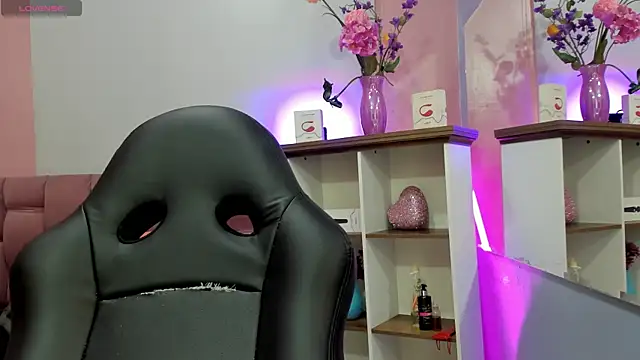 mia thompsonn  online show from September 23, 2:57 pm