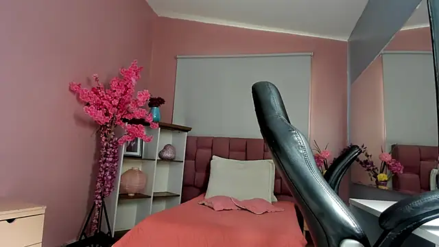 mia thompsonn  online show from November 12, 2:32 pm