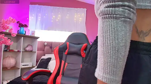 mia thompsonn  online show from March 12, 2:21 pm