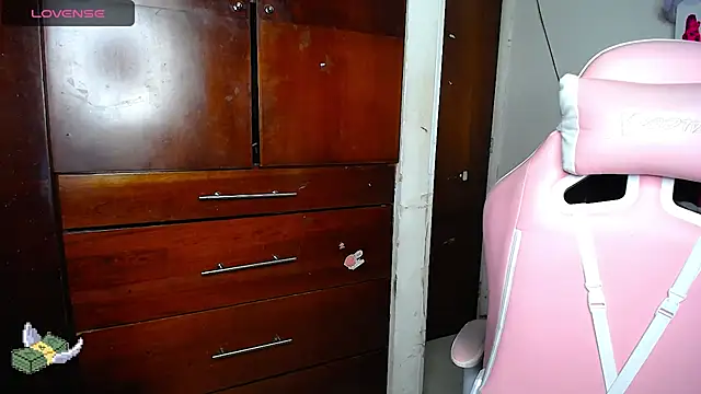 Snapshot of eva_six chatting on January 25, 12:48 am eva six online show from January 25, 12:48 am