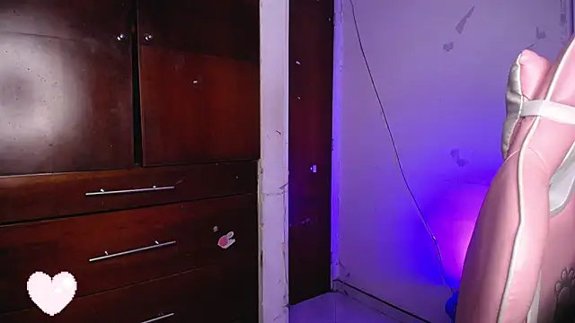 Snapshot of eva_six chatting on November 7, 10:57 pm eva six online show from November 7, 10:57 pm