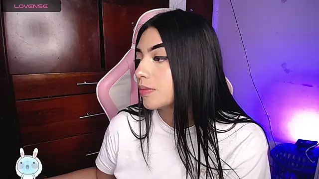 Snapshot of eva_six chatting on November 6, 12:25 am eva six online show from November 6, 12:25 am