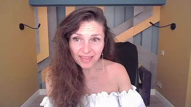 Snapshot of EllaLong chatting on June 16, 11:32 am EllaLong online show from June 16, 11:32 am