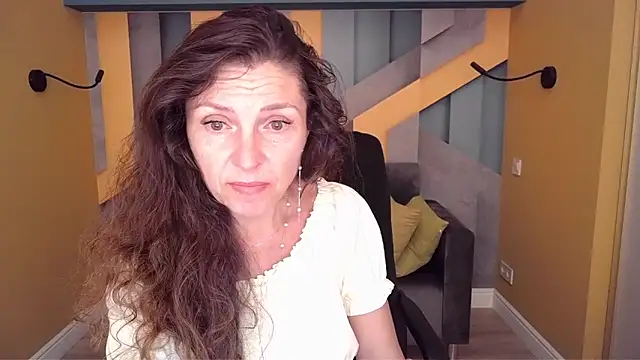 Snapshot of EllaLong chatting on June 19, 11:38 am EllaLong online show from June 19, 11:38 am