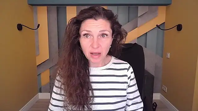 EllaLong online show from April 8, 11:33 am