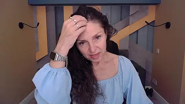 Snapshot of EllaLong chatting on June 14, 11:33 am EllaLong online show from June 14, 11:33 am