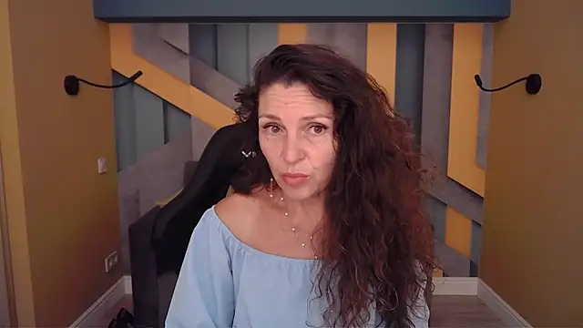 Snapshot of EllaLong chatting on July 6, 11:28 am EllaLong online show from July 6, 11:28 am